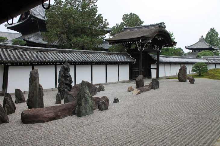 The Japanese garden par excellence is the one that absolutely does not prefer aesthetics, except to the extent that it is useful for achieving balance and body - mind harmony. Taking care of a Zen garden is equivalent to taking care of yourself and your soul, in fact it symbolizes the spiritual journey towards eternity.