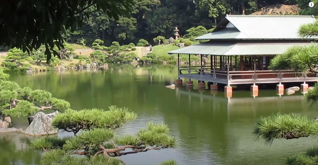 The Zen garden that we usually know is dry and consists of a few essential elements. Sometimes, however, even water is part of these places of meditation, as it represents the symbol of life par excellence. The water must be still in a pond or sloping, so that it flows following the rising and setting of the sun, therefore from east to west.