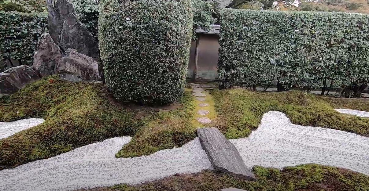 The Japanese gardens originate on the island of Honshu, which is the largest one where the capital is also located. The shape of these wellness oases reproduces the appearance of the rugged landscapes of the island, which are characterized by waterfalls, lakes, volcanic peaks and stone beaches; obviously there is also the flora of the place, made up of various qualities of trees (including the red maple, very important in Zen culture and recurrent in Zen gardens) and flowers.