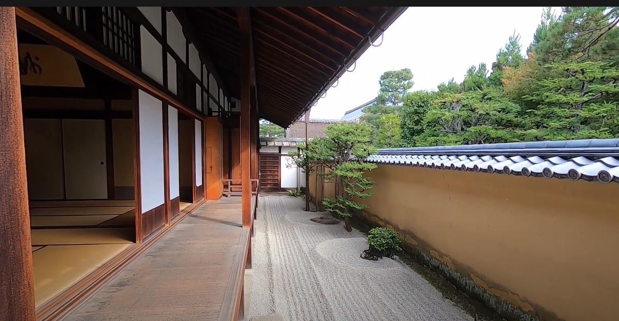 In many you can meet Zen fountains with real water, where streams and waterfalls define the flow of life, and the continuous evolution of the human soul. In these cases where there is real water, its motion is calculated in such a precise and mathematical way respecting the rules of feng shui.
